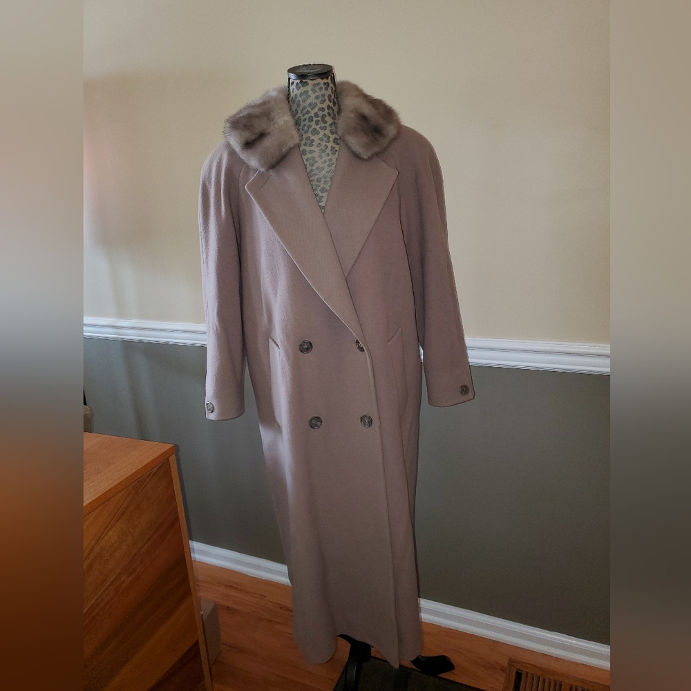 100% Wool, Mink Colar Long Taupe Coat - Picture 13 of 13
